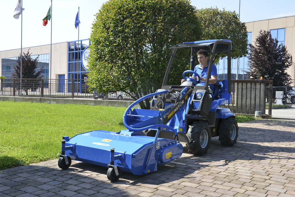 MultiOne-mini-loader-2-series-with-sweeper-1-1030×688
