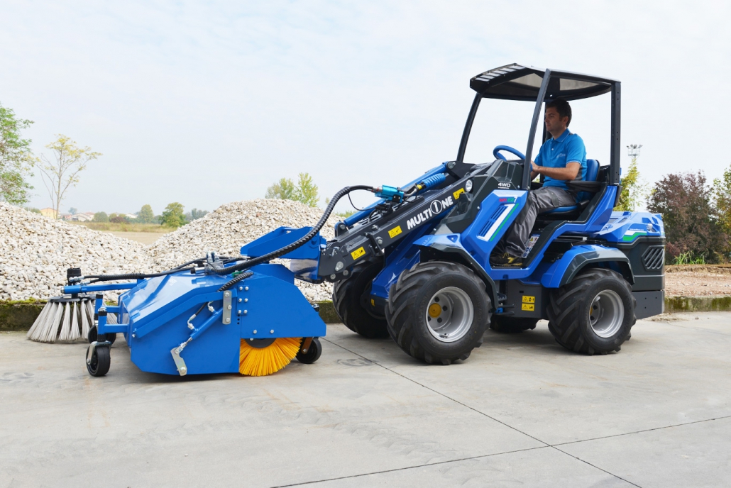 MultiOne-mini-loader-EZ-series-with-sweeper_01-1030×688-1